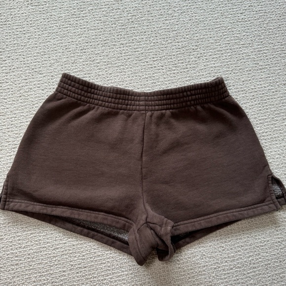 Aritzia TNA Cozy Fleece Mocha XS Sweatshorts- 2 Inch Inseam - Picture 1 of 3